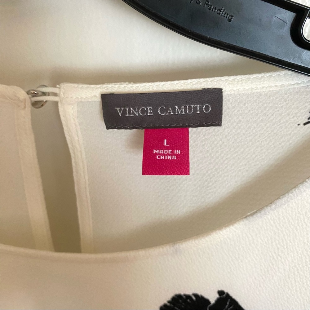 VINCE CAMUTO NWT size L. Floral Ruffle Sleeve Top Black and White - Picture 3 of 6